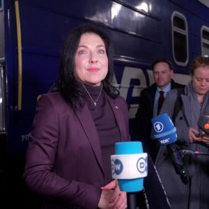 Німецька міністерка ховалася в укритті через обстріл Києва Німецька міністерка ховалася в укритті через обстріл Києва