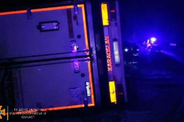 Свято наближається: біля Кривого Рогу перевернулася вантажівка з мандаринами Свято наближається: біля Кривого Рогу перевернулася вантажівка з мандаринами