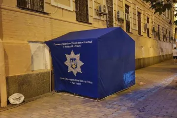 ​Памятник полицейскому, который открыли в день рождения главы полиции Киевщины и якобы похожий на него закрыли палаткой — соцсети