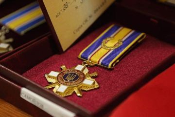 Президент України Володимир Зеленський відзначив українських Захисників та Захисниць державними нагородами Президент України Володимир Зеленський відзначив українських Захисників та Захисниць державними нагородами