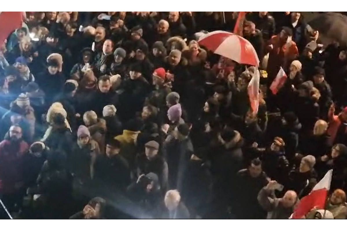 Різдвяний Святвечір десятки поляків провели не вдома, а на протестах Різдвяний Святвечір десятки поляків провели не вдома, а на протестах