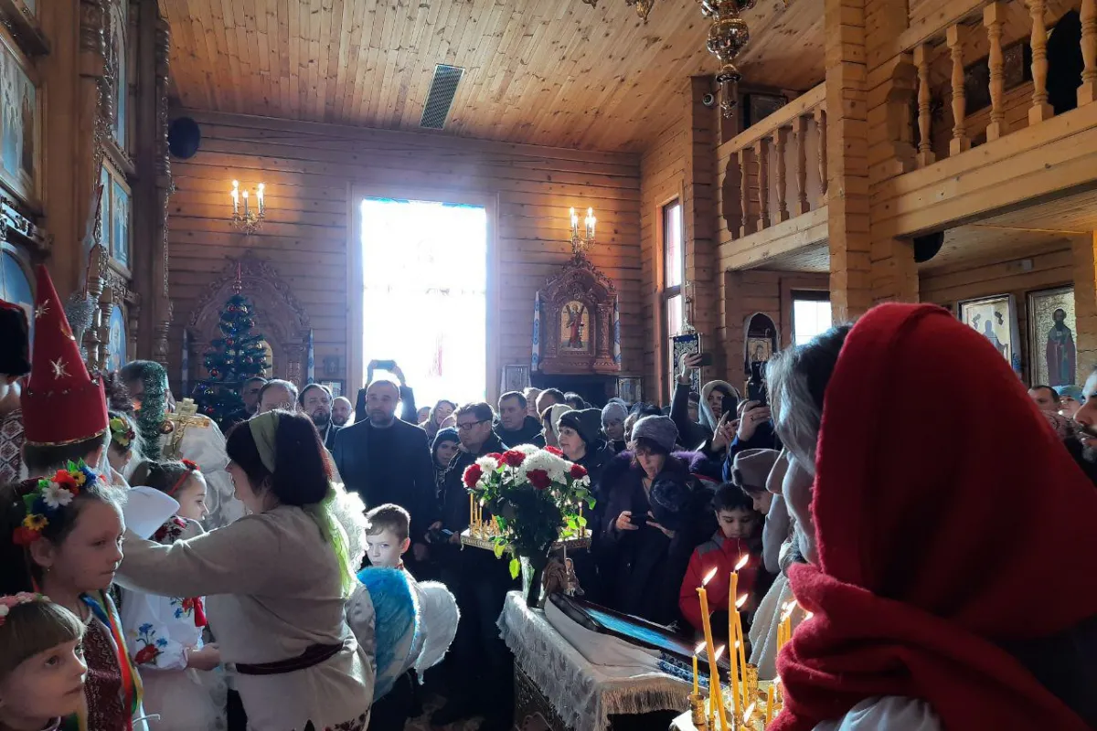 Близько тисячі парафіян зібралися на ранкову літургію на честь народження Христа в храмі “Різдва Пресвятої Богородиці”