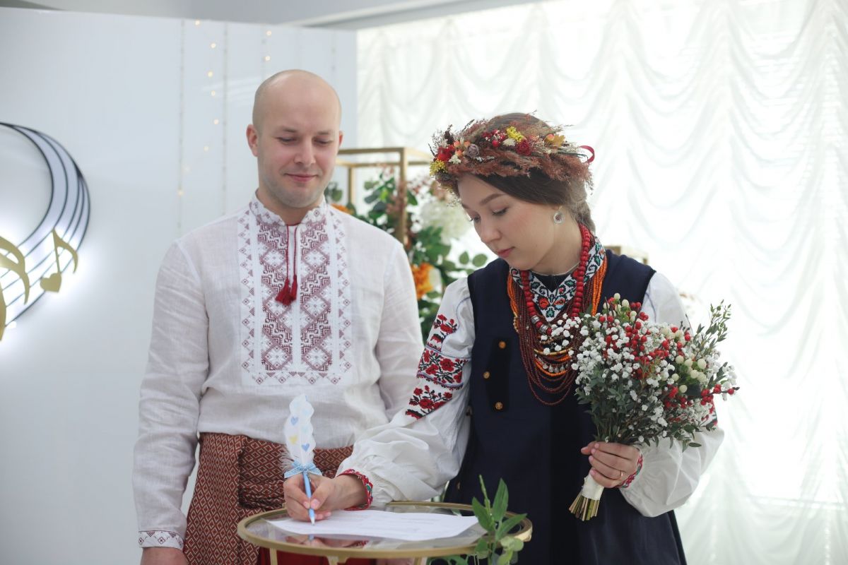 Колоритно та атмосферно: у Сумах одружилася пара екскурсоводів Колоритно та атмосферно: у Сумах одружилася пара екскурсоводів