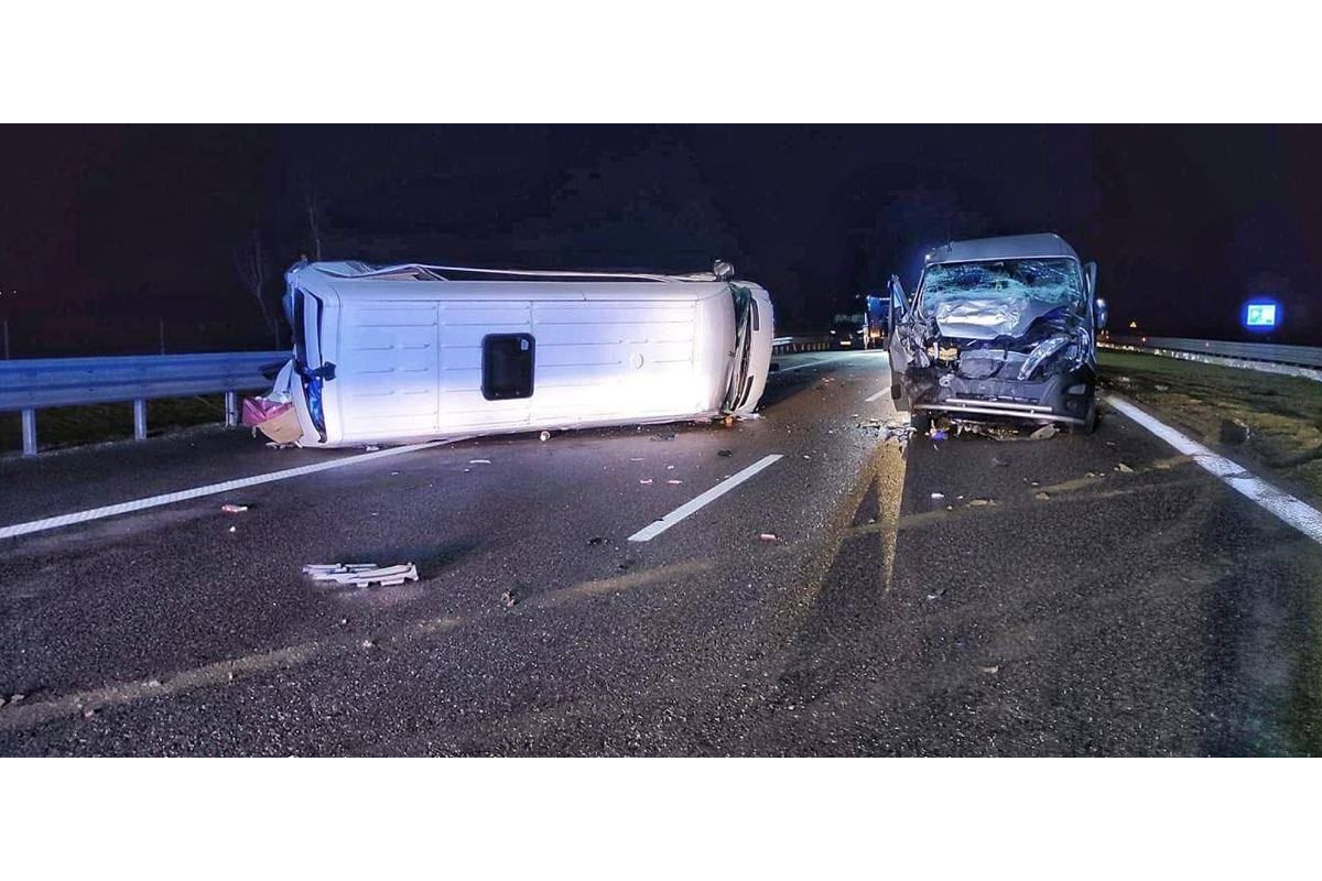 У Польщі перекинувся автобус з українцями, — повідомила станція швидкої допомоги у Перемишлі У Польщі перекинувся автобус з українцями, — повідомила станція швидкої допомоги у Перемишлі