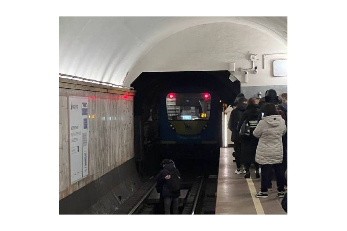В метро Києва дівчина стрибнула на рейки і пішла назустріч поїзду В метро Києва дівчина стрибнула на рейки і пішла назустріч поїзду