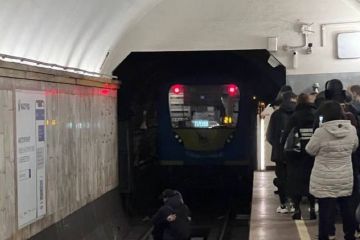 В метро Києва дівчина стрибнула на рейки і пішла назустріч поїзду В метро Києва дівчина стрибнула на рейки і пішла назустріч поїзду