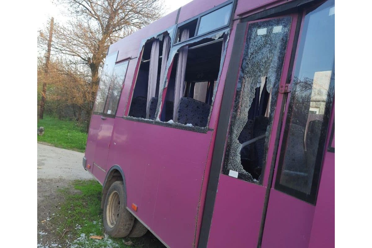 Розстріляли на подвір’ї будинку – окупанти продовжують вбивати мирних мешканців Донеччини та знищувати їхні домівки Розстріляли на подвір’ї будинку – окупанти продовжують вбивати мирних мешканців Донеччини та знищувати їхні домівки
