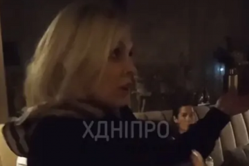 "Х*й какой-то пришел": в Днепре владелица элитного клуба набросилась на военнослужащих, пришедших проверить документы "Х*й какой-то пришел": в Днепре владелица элитного клуба набросилась на военнослужащих, пришедших проверить документы
