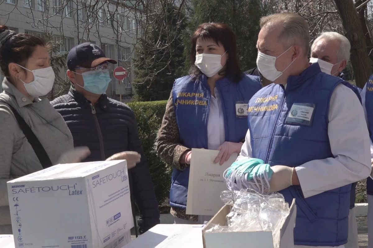 Петровський Олександр Володимирович: благодійний фонд «Солідарність» передав до лікарні імені Мечникова набор захисних масок, рукавичок та окулярів Петровський Олександр Володимирович: благодійний фонд «Солідарність» передав до лікарні імені Мечникова набор захисних масок, рукавичок та окулярів