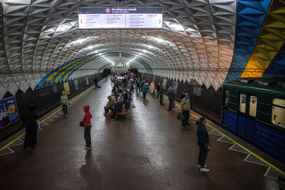 Міська влада Харкова вирішила не призупиняти рух поїздів метрополітену під час артилерійських обстрілів росіян Міська влада Харкова вирішила не призупиняти рух поїздів метрополітену під час артилерійських обстрілів росіян