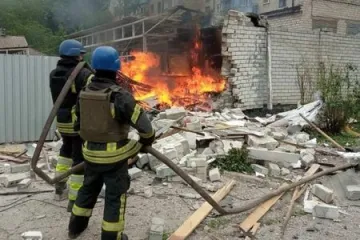 ​У Лисичанську російський снаряд потрапив у центр надання гуманітарної допомоги — пошкоджений волонтерський автомобіль, який розвозив їжу на Луганщині.