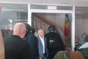 Проросійського експрезидента Молдови Ігора Додона відправили під домашній арешт на 30 діб за підозрою у держзраді Проросійського експрезидента Молдови Ігора Додона відправили під домашній арешт на 30 діб за підозрою у держзраді