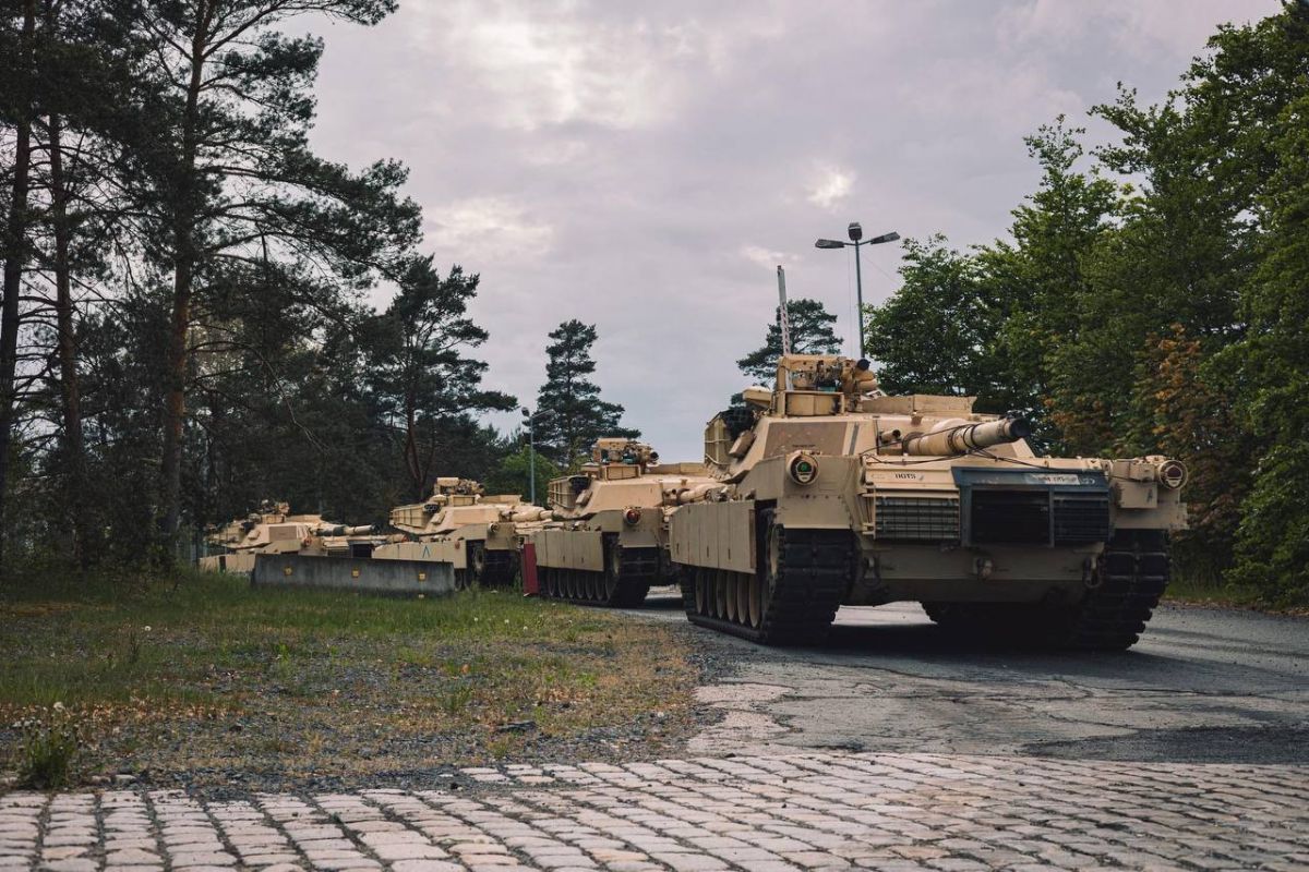 Американські танки Abrams M1A1 на полігоні Графенвер у Німеччині для навчання українських танкістів Американські танки Abrams M1A1 на полігоні Графенвер у Німеччині для навчання українських танкістів