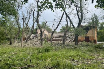 рашисти скинули бомбу ФАБ-250 на Нью-Йорк, що на Донеччині: поранено одну людину рашисти скинули бомбу ФАБ-250 на Нью-Йорк, що на Донеччині: поранено одну людину