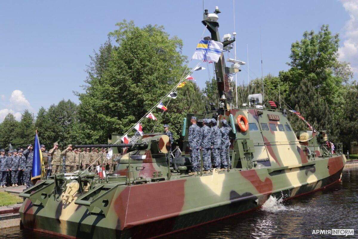 До складу ВМС Збройних Сил України ввели малий броньований артилерійський катер "Буча" До складу ВМС Збройних Сил України ввели малий броньований артилерійський катер "Буча"