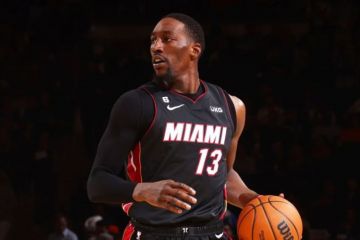 Центровой "Майами" выполнил данк и "оседлал" соперника: момент дня в НБА Центровой "Майами" выполнил данк и "оседлал" соперника: момент дня в НБА