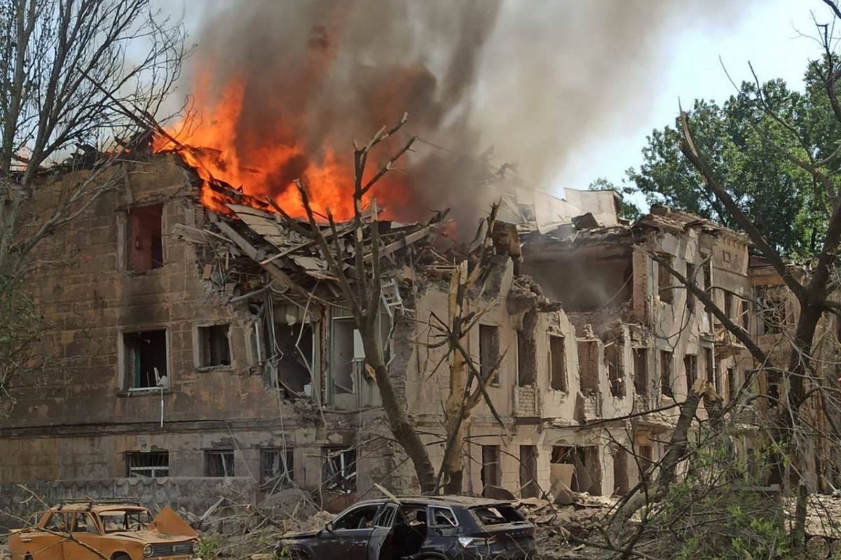 У Дніпрі продовжують рятувати людей з лікарні, яку обстріляли окупанти, – ОВА У Дніпрі продовжують рятувати людей з лікарні, яку обстріляли окупанти, – ОВА