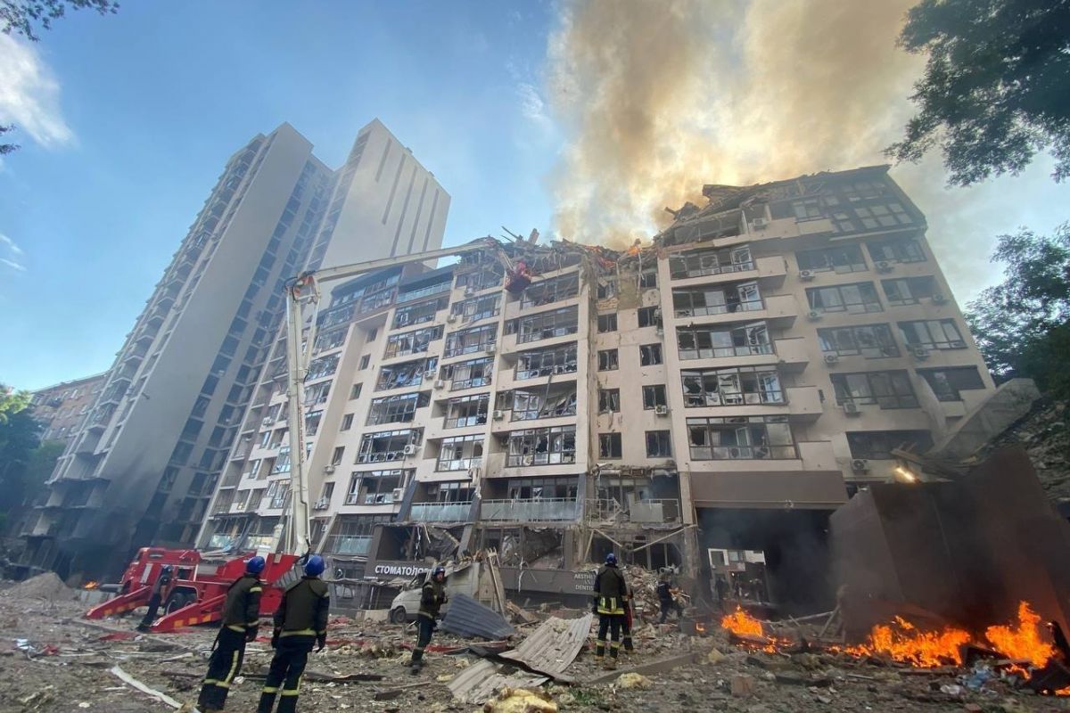 Наслідки раектного обстрілу Києва: дві людини госпітализовано, під завалами ще лишаються люди, тривають рятувальні роботи Наслідки раектного обстрілу Києва: дві людини госпітализовано, під завалами ще лишаються люди, тривають рятувальні роботи