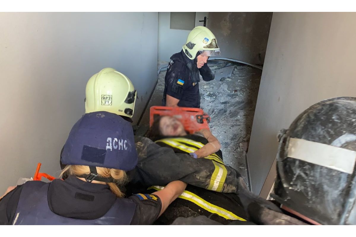 З-під завалів житлового будинку в Шевченківському районі дістали семирічну дівчинку З-під завалів житлового будинку в Шевченківському районі дістали семирічну дівчинку
