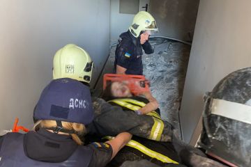 З-під завалів житлового будинку в Шевченківському районі дістали семирічну дівчинку З-під завалів житлового будинку в Шевченківському районі дістали семирічну дівчинку