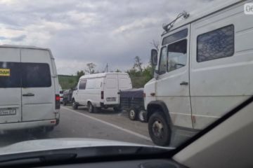 На російському блокпосту у Василівці затримують понад п'ять тисяч людей — у черзі вже померли п'ятеро На російському блокпосту у Василівці затримують понад п'ять тисяч людей — у черзі вже померли п'ятеро