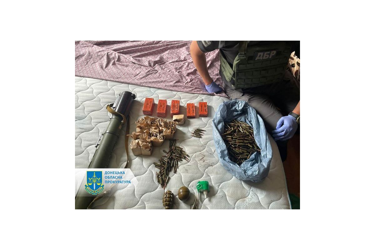 Ховав зброю під ліжком – на Донеччині викрито експоліцейського Ховав зброю під ліжком – на Донеччині викрито експоліцейського