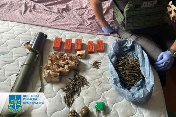 Ховав зброю під ліжком – на Донеччині викрито експоліцейського Ховав зброю під ліжком – на Донеччині викрито експоліцейського