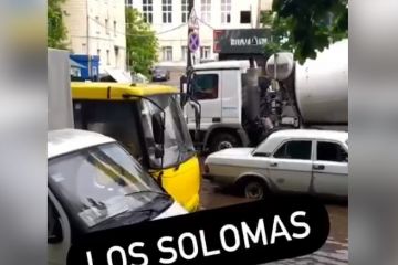 Маршрутка застряла посеред дороги! Наслідки зливи у столиці Маршрутка застряла посеред дороги! Наслідки зливи у столиці