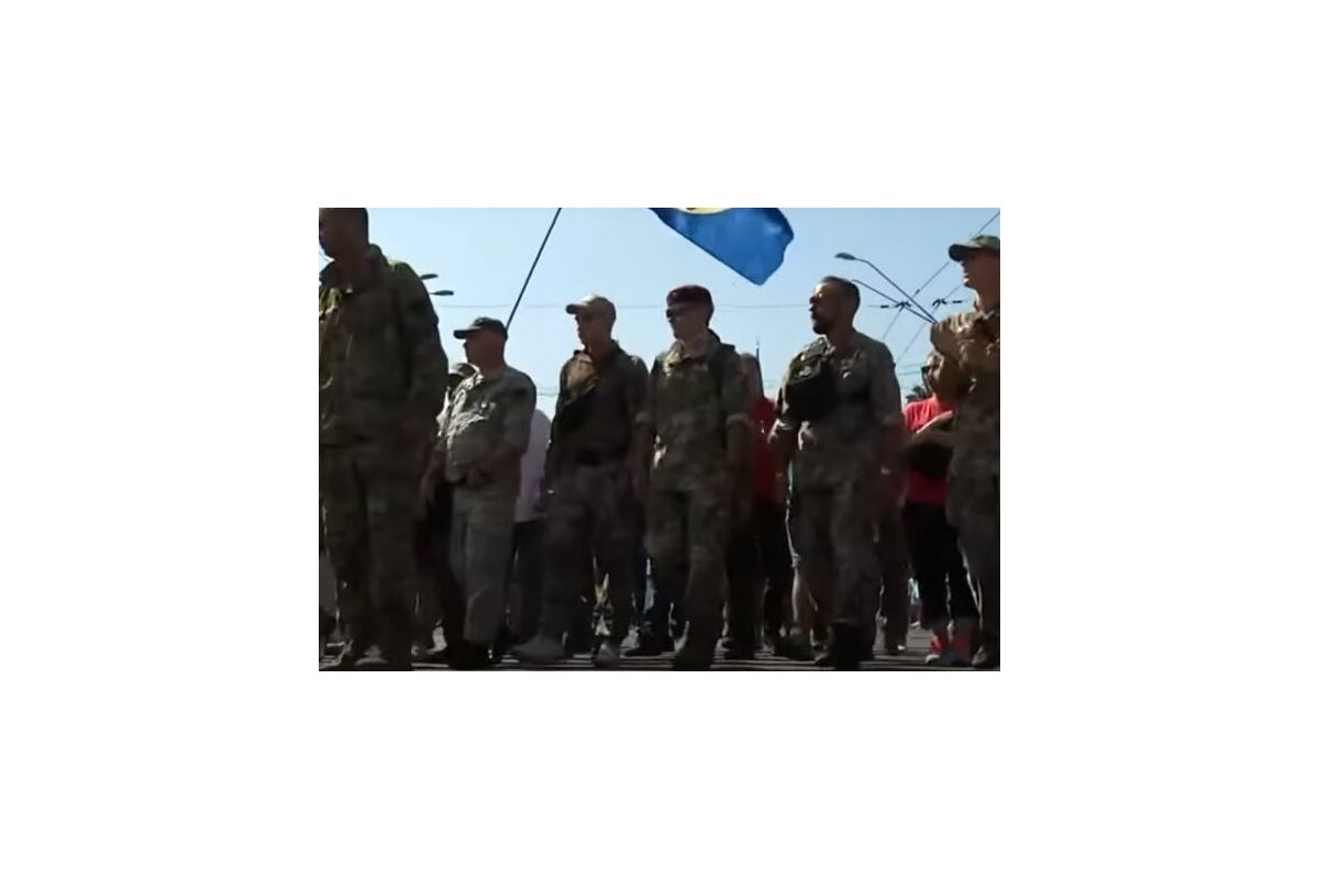 Неадекватний намагався порвати прапор України. Чи є пояснення цьому вчинку Неадекватний намагався порвати прапор України. Чи є пояснення цьому вчинку