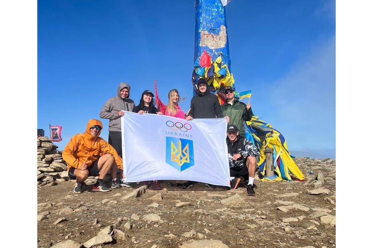 Стяг Національного олімпійського комітету України замайорів на найвищій точці Карпат.