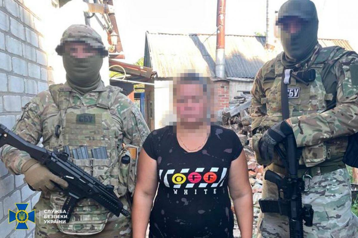 СБУ затримала зрадницю: вона «зливала» геолокації підрозділів ЗСУ під Бахмутом СБУ затримала зрадницю: вона «зливала» геолокації підрозділів ЗСУ під Бахмутом