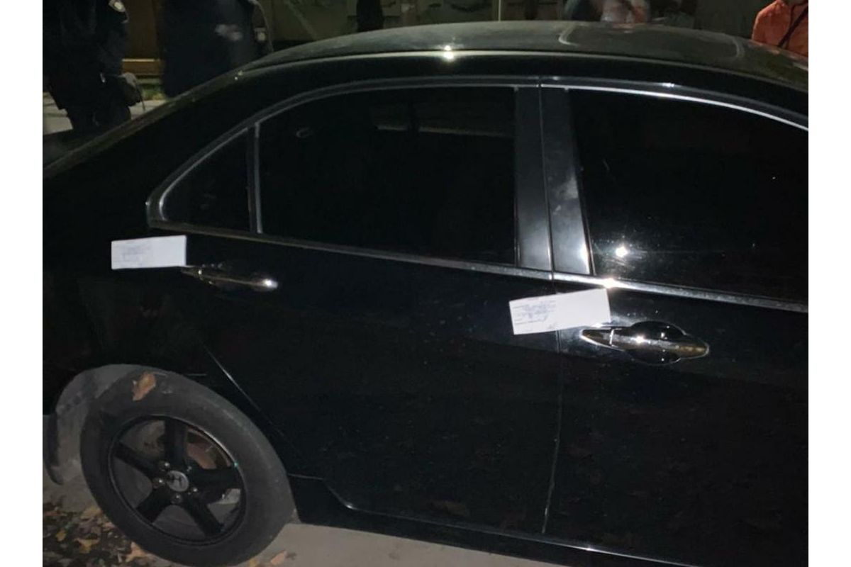 У Дніпрі затримали молодиків, які вибили двері до приміщення виборчої дільниці У Дніпрі затримали молодиків, які вибили двері до приміщення виборчої дільниці