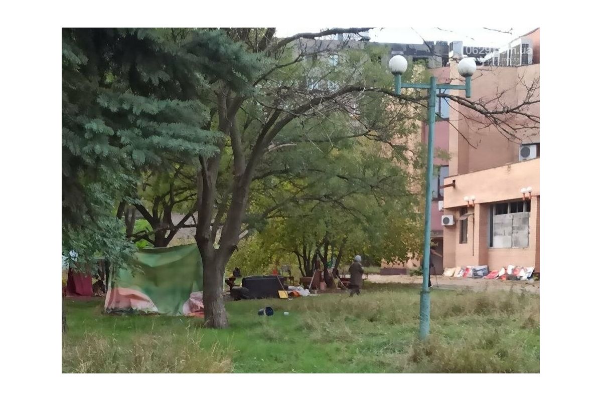У Маріуполі люди досі живуть у палатках. Їх будинки росіяни розбомбили, а нове житло не надали У Маріуполі люди досі живуть у палатках. Їх будинки росіяни розбомбили, а нове житло не надали