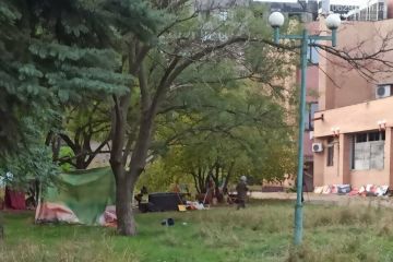 У Маріуполі люди досі живуть у палатках. Їх будинки росіяни розбомбили, а нове житло не надали У Маріуполі люди досі живуть у палатках. Їх будинки росіяни розбомбили, а нове житло не надали