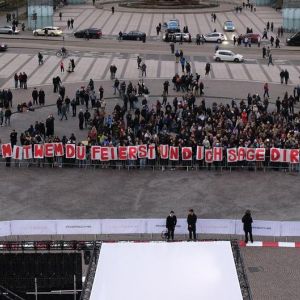 У Лейпцигу пройшов мітинг проти соліста Rammstein Ліндеманна У Лейпцигу пройшов мітинг проти соліста Rammstein Ліндеманна