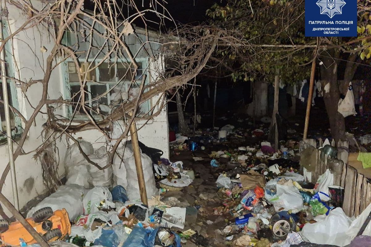 Тонули у смітті та відходах: у Дніпрі діти викликали копів через жахливі умови життя Тонули у смітті та відходах: у Дніпрі діти викликали копів через жахливі умови життя