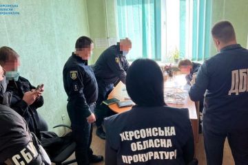 Пропуск перевантажених фур за гроші - на Херсонщині підозрюється заступник командира батальйону патрульної поліції  Пропуск перевантажених фур за гроші - на Херсонщині підозрюється заступник командира батальйону патрульної поліції