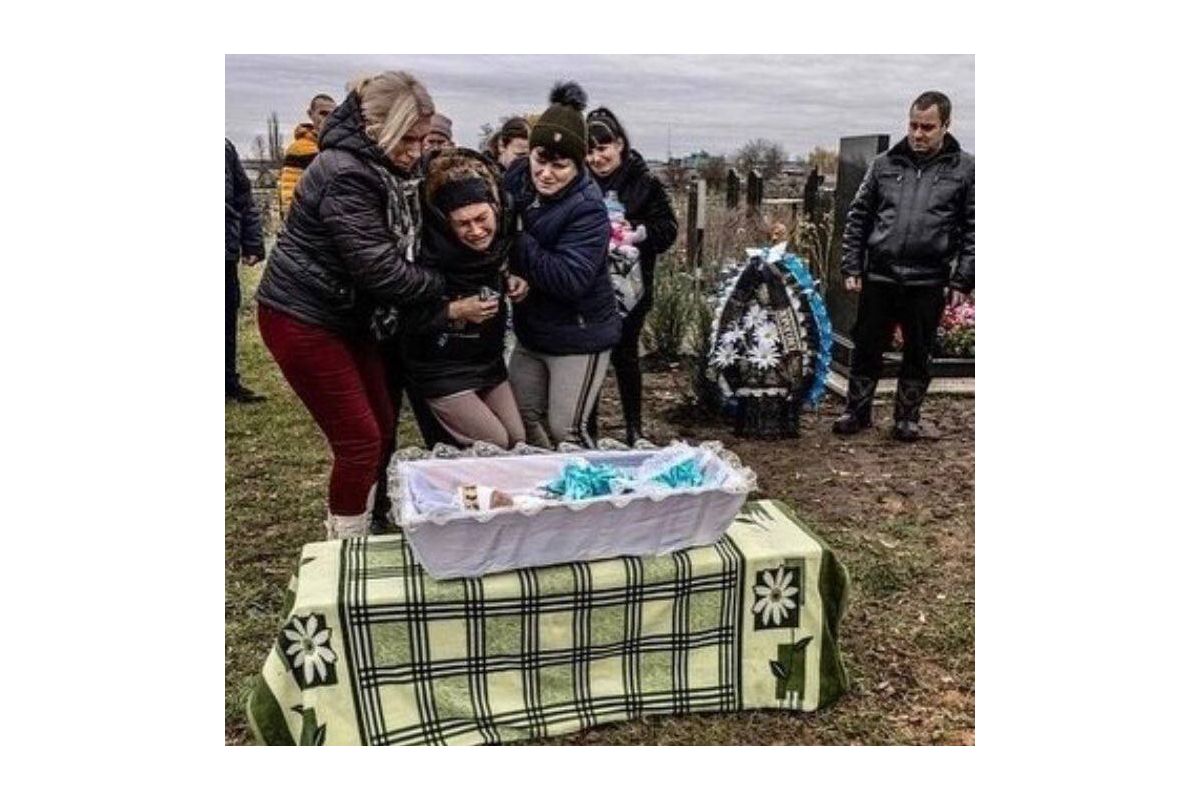 У Вільнянську поховали дводенне немовля, якого росіяни вбили ракетою У Вільнянську поховали дводенне немовля, якого росіяни вбили ракетою
