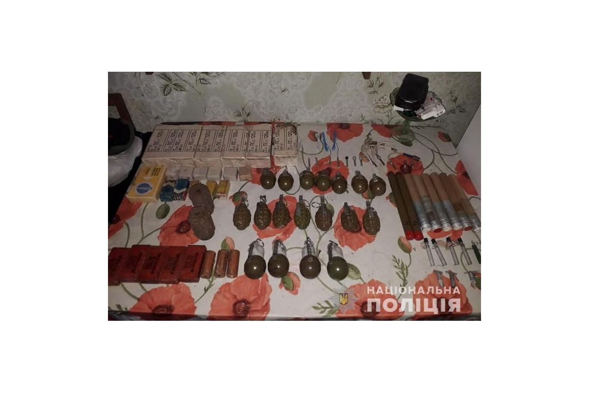 На Луганщині поліцейські вилучили вибухівку та арсенал боєприпасів На Луганщині поліцейські вилучили вибухівку та арсенал боєприпасів