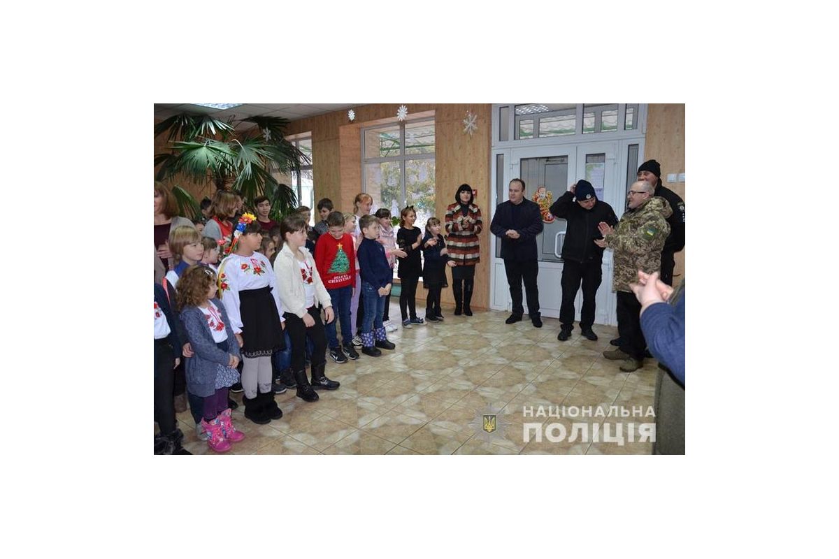 Поліцейська волонтерська делегація завітала до Новоайдарської школи-інтернату Поліцейська волонтерська делегація завітала до Новоайдарської школи-інтернату