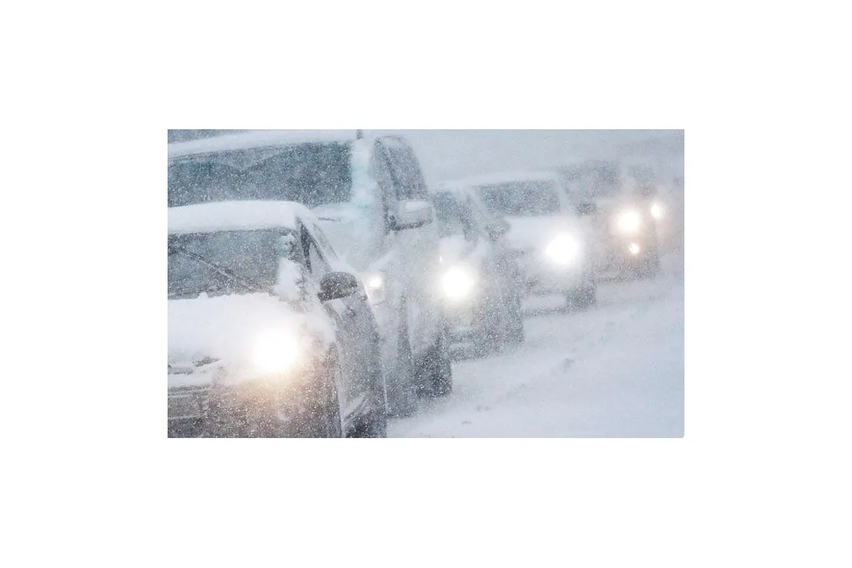 Через можливі снігопади у західних областях обмежили транспортний рух