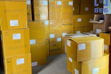 Детективи БЕБ вилучили брендові товари на 45 млн грн, які завозили під виглядом дешевої китайської продукції Детективи БЕБ вилучили брендові товари на 45 млн грн, які завозили під виглядом дешевої китайської продукції