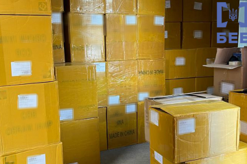 Детективи БЕБ вилучили брендові товари на 45 млн грн, які завозили під виглядом дешевої китайської продукції Детективи БЕБ вилучили брендові товари на 45 млн грн, які завозили під виглядом дешевої китайської продукції