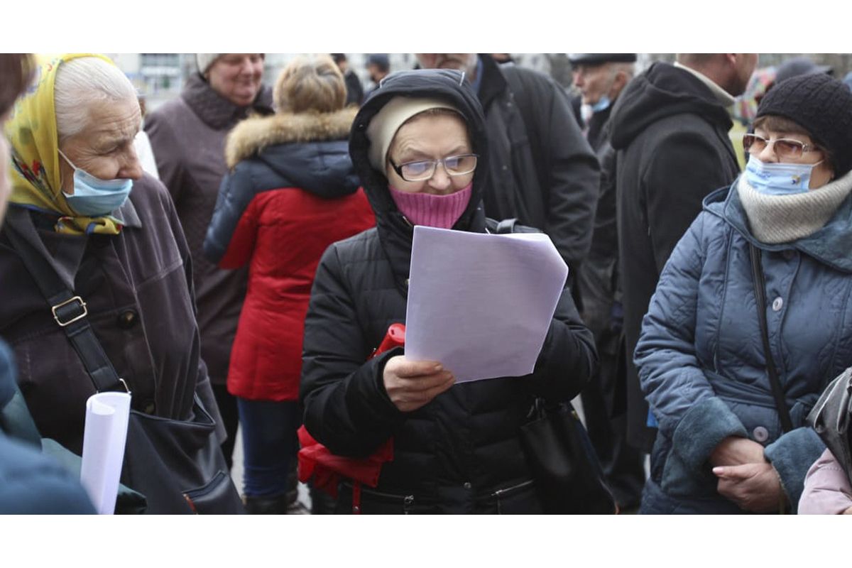 В Дніпрі батьки вийшли на мітинг проти директора школи, бо наступного року їхні діти можуть залишитись без першого дзвоника!