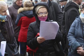 В Дніпрі батьки вийшли на мітинг проти директора школи, бо наступного року їхні діти можуть залишитись без першого дзвоника! В Дніпрі батьки вийшли на мітинг проти директора школи, бо наступного року їхні діти можуть залишитись без першого дзвоника!