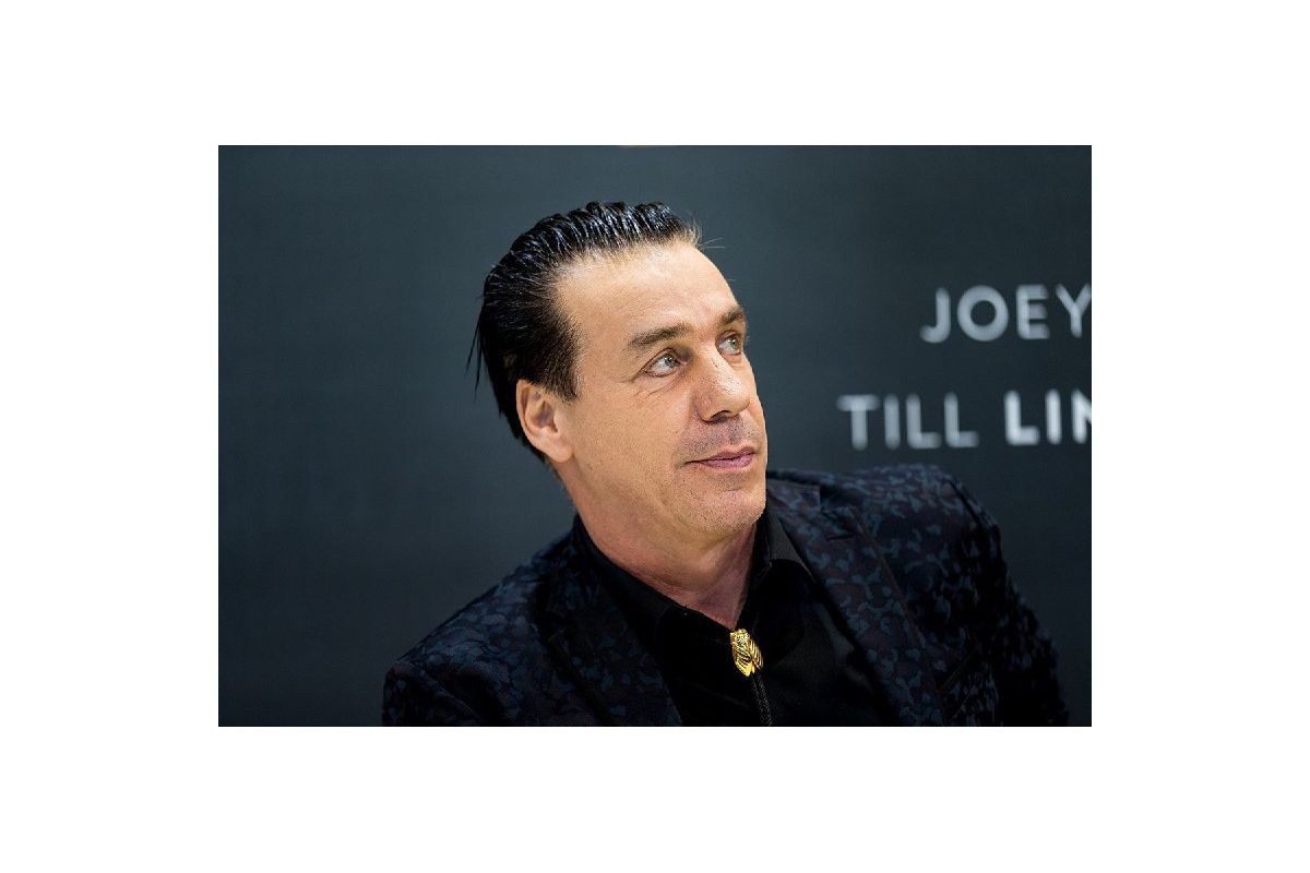 Соліст групи Rammstein Тілль Ліндеманн захворів на COVID-19 Соліст групи Rammstein Тілль Ліндеманн захворів на COVID-19