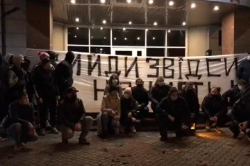 Під будинок судді КСУ з Волині принесли гарбузи Під будинок судді КСУ з Волині принесли гарбузи