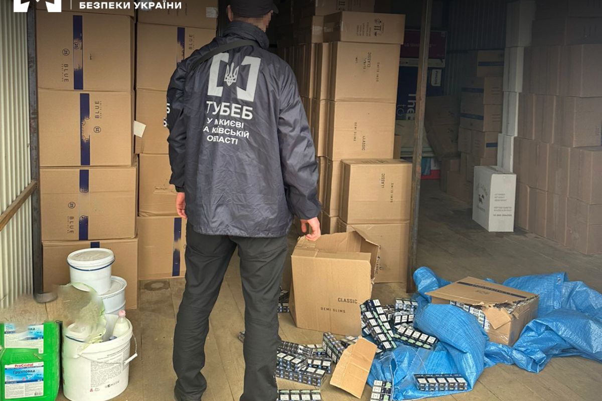 Детективи БЕБ вилучили контрафактні цигарки та алкоголь на понад 12 млн грн Детективи БЕБ вилучили контрафактні цигарки та алкоголь на понад 12 млн грн