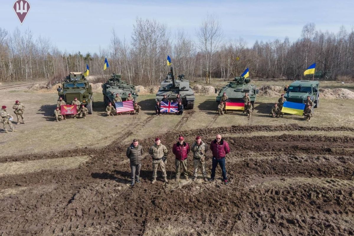 Резніков разом із десантниками «обкатав» бронетехніку від країн-партнерів Резніков разом із десантниками «обкатав» бронетехніку від країн-партнерів