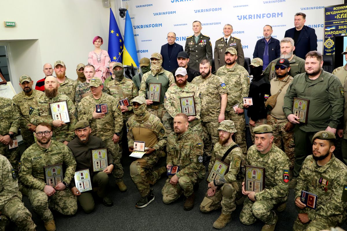 Бійці інтернаціональних легіонів оборони України відзначені за мужніст Бійці інтернаціональних легіонів оборони України відзначені за мужніст